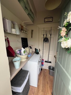 Shower, hair dryer, towels, soap - An Irish welcome. Quiet Country Cottage close to Dublin Airport & City (Ashbourne)