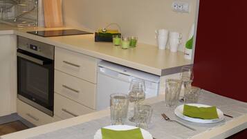 Frigorífico, microondas, horno y cafetera o tetera