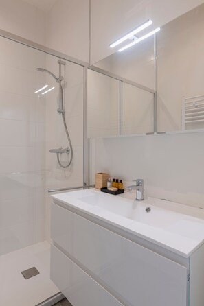 Deluxe-huoneisto | Kylpyhuone | Suihku, sadesuihkupää, ilmaiset hygieniatuotteet, hiustenkuivaaja