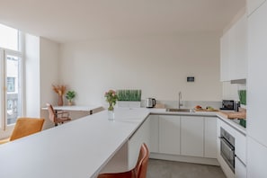 Deluxe Apartment | Private kitchen | Full-size fridge, microwave, oven, stovetop - Brussels Center Royal (Brussels)
