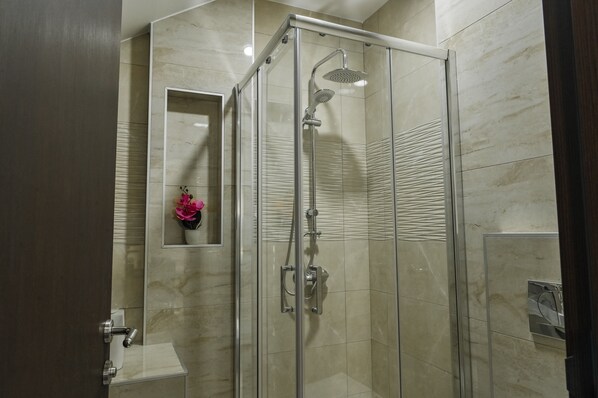 Deluxe Apartment | Bathroom | Shower, free toiletries, hair dryer, slippers