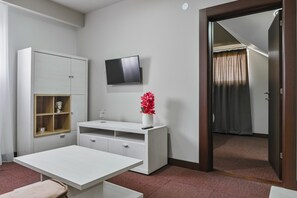 Appartement luxueux | Aire de séjour | Téléviseur connecté de 32 po avec télévision par câble, téléviseur