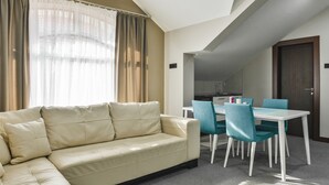 Deluxe Apartment | Living area | 32-inch Smart TV with cable channels, TV, heated floors