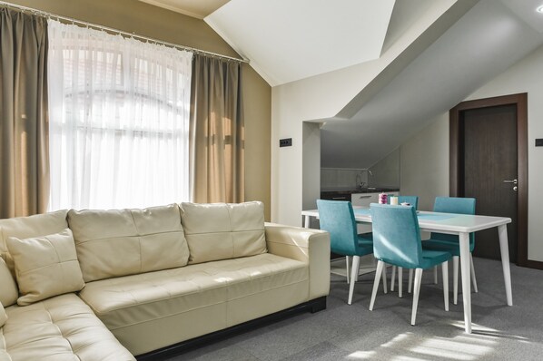 Deluxe Apartment | Living area