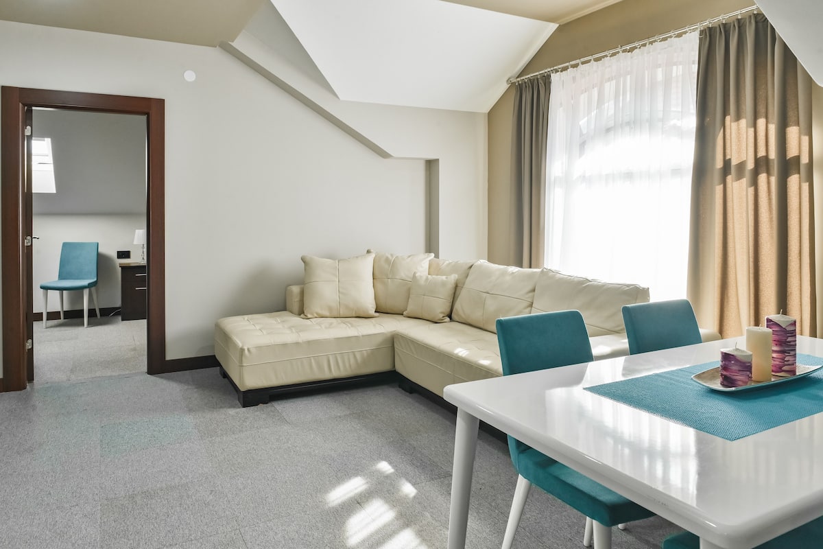 Deluxe Apartment | Living area | 32-inch Smart TV with cable channels, TV, heated floors