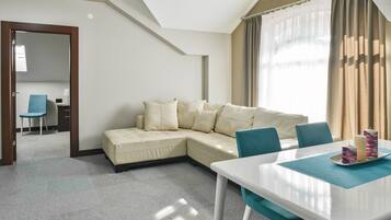 Deluxe Apartment | Living area | 32-inch Smart TV with cable channels, TV, heated floors
