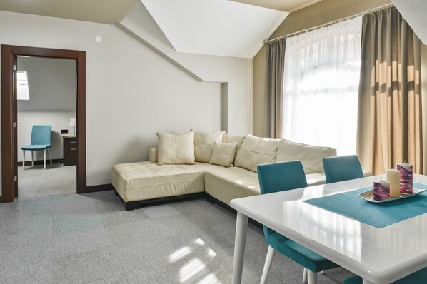 Deluxe-Apartment | Wohnbereich | 32-Zoll-Smart-TV mit Kabelempfang, Fernseher, Fußbodenheizung