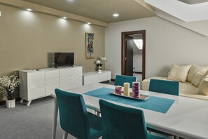 Deluxe Apartment | Living area | 32-inch Smart TV with cable channels, TV, heated floors - Hotel Aline (Sabac)