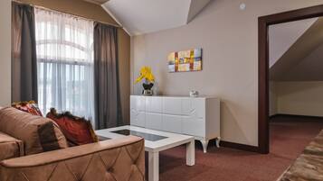 Departamento Royal | Área de sala de estar | Smart TV de 32 pulgadas con canales por cable y televisión