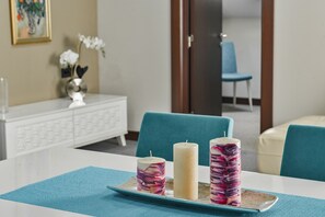 Deluxe Apartment | Living area | 32-inch Smart TV with cable channels, TV, heated floors - Hotel Aline (Sabac)