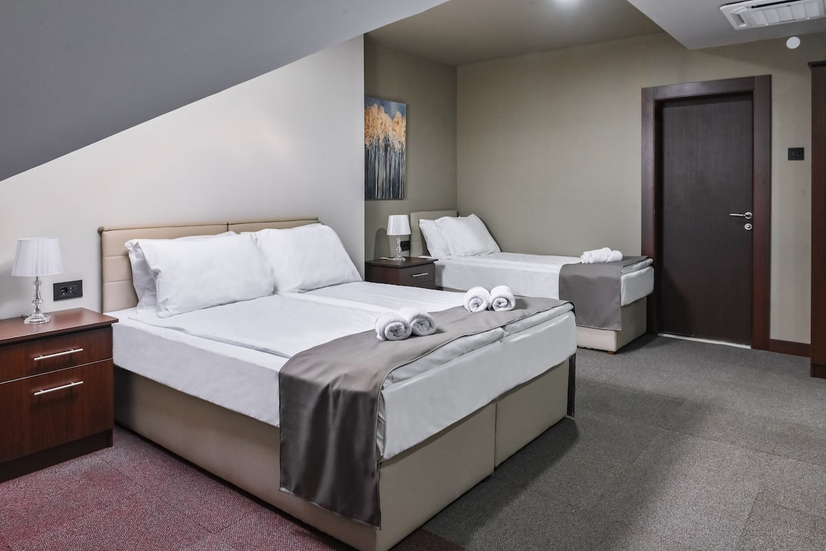 Superior driepersoonskamer | 2 slaapkamers, lakens van Egyptisch katoen, luxe beddengoed