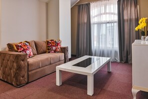 Royal-Apartment | Wohnbereich | 32-Zoll-Smart-TV mit Kabelempfang, Fernseher, Fußbodenheizung