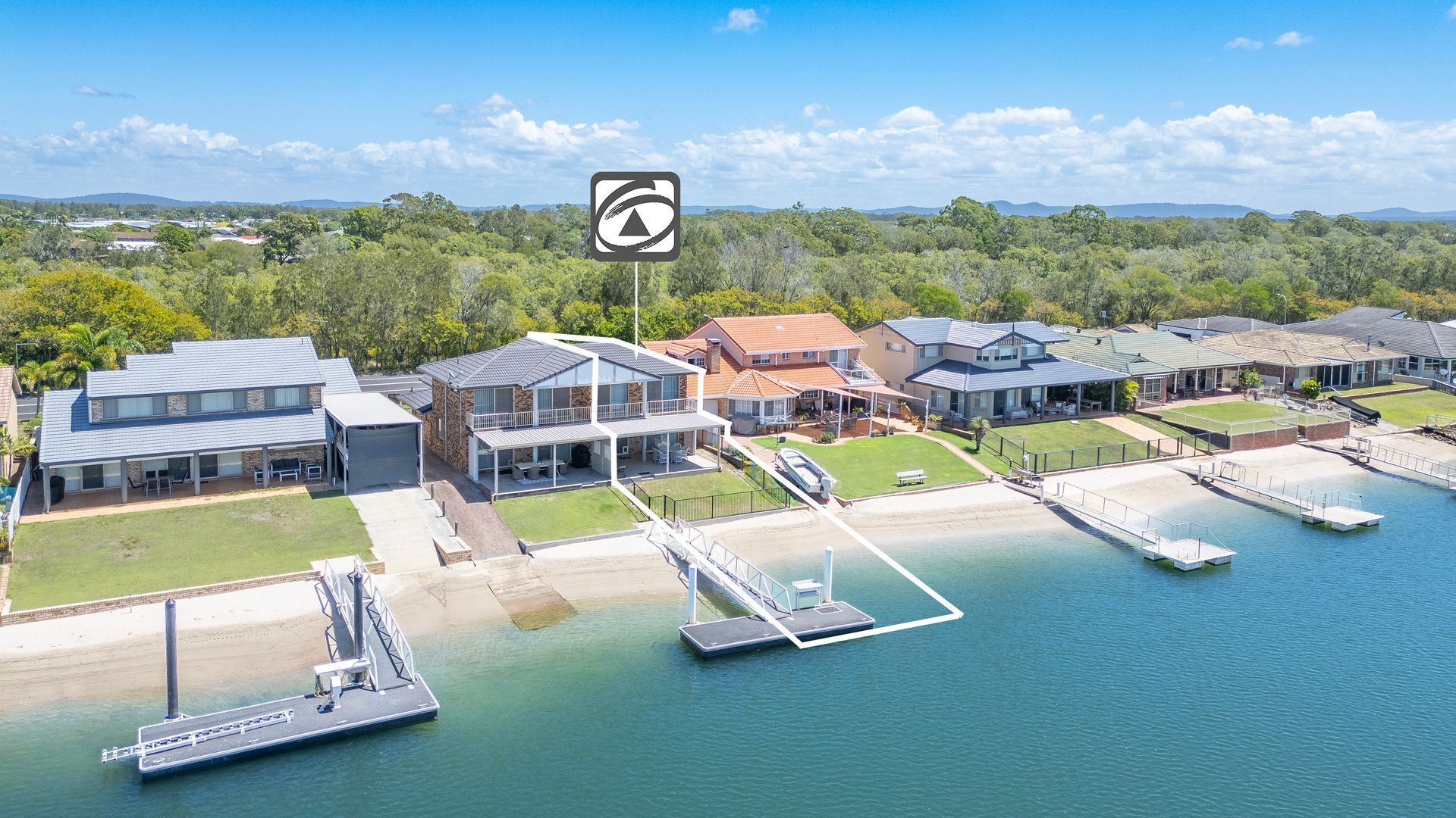 Un quartier résidentiel avec des maisons, un quai et une marina.