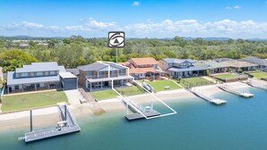 A residential area with houses, a dock, and a marina. - Moondance 2 - Canal front duplex (Yamba)