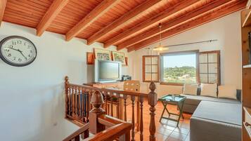 Een televisie en een open haard