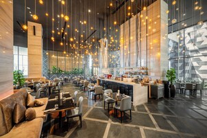 Se ofrece un desayuno bufé (15 USD por persona)