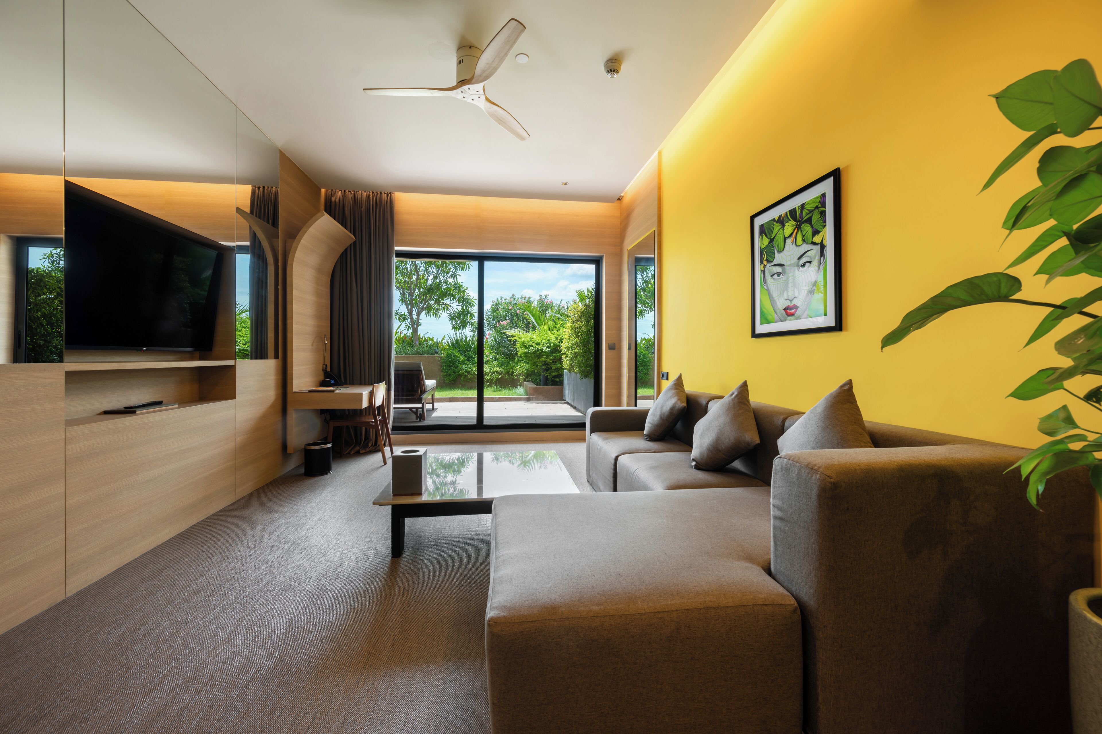 开间套房, 露台, 花园景观 | 高档床上用品、加厚床垫、客房内保险箱、特色装修