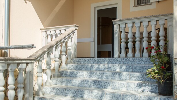 A set of stairs with a balustrade, leading to a door. - Simo A1, Punat (Punat)