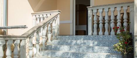 تفاصيل الفندق من الخارج