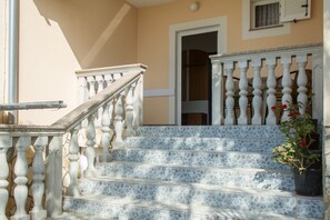Eine Treppe mit Geländer, die zu einer Tür führt.