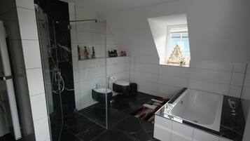 Badewanne, Haartrockner, Bidet, Handtücher