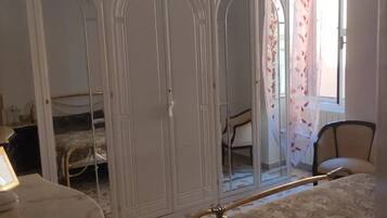 2 Schlafzimmer, Schreibtisch, Bügeleisen/Bügelbrett, Reisekinderbett