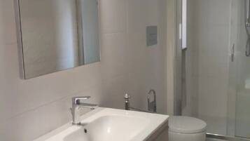 Dusche, Haartrockner, Bidet, Handtücher