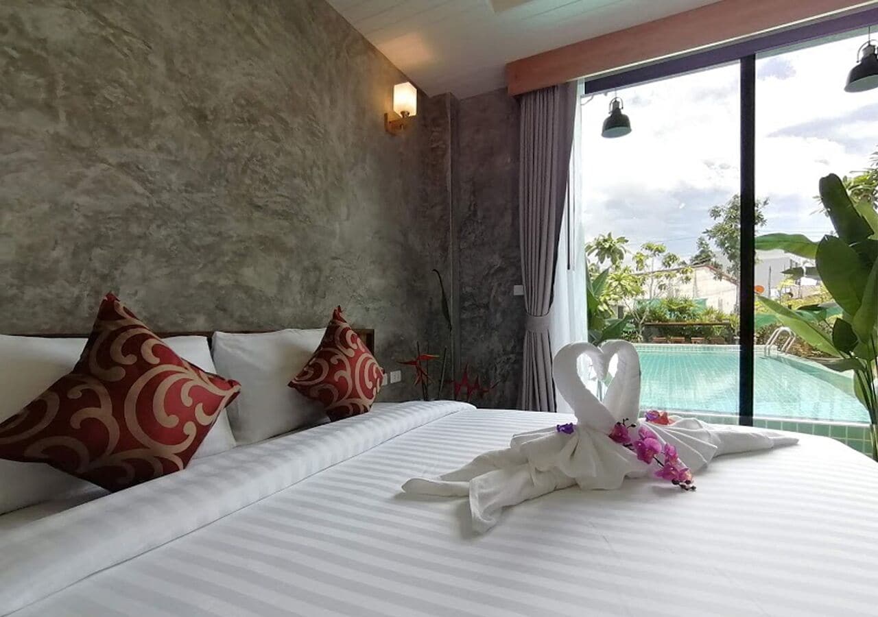 Standard Room, 1 King Bed, Poolside | Individually decorated, laptop workspace, free WiFi, bed sheets