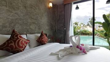 Habitación estándar, 1 cama King size, junto a la alberca | Decoración personalizada y espacio para trabajar con laptop