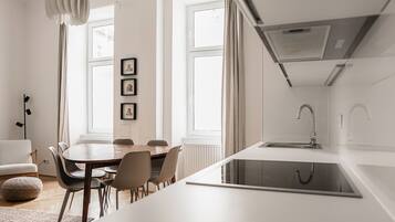 Großer Kühlschrank, Mikrowelle, Ofen, Herdplatte