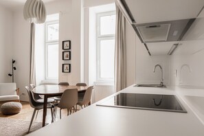 Réfrigérateur grande capacité avec congélateur, four à micro-ondes