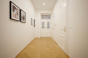 Exclusive Apartment | Living area | 43-inch Smart TV with digital channels, TV, Netflix - HeyMi Apartments Zentagasse (Vienna)