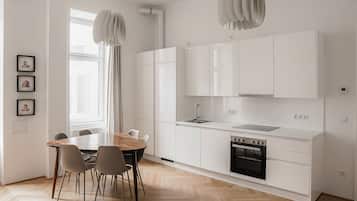 Appartamento Exclusive | Cucina privata | Frigorifero con congelatore, microonde, forno, piano cottura