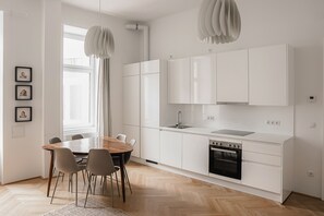Exclusive Apartment | Private kitchen | Full-sized fridge, microwave, oven, stovetop - HeyMi Apartments Zentagasse (Vienna)