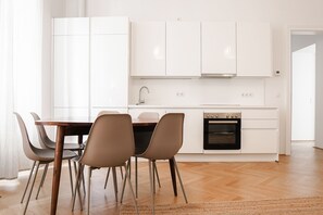 Réfrigérateur grande capacité avec congélateur, four à micro-ondes