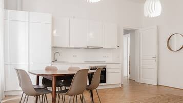 Deluxe-Apartment | Eigene Küche | Großer Kühlschrank, Mikrowelle, Ofen, Herdplatte