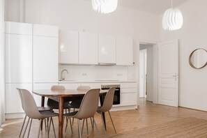 Deluxe Apartment | Private kitchen | Full-size fridge, microwave, oven, stovetop - HeyMi Apartments Zentagasse (Vienna)