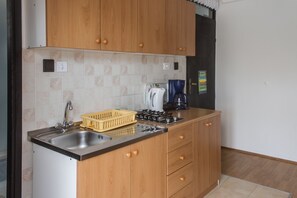 Refrigerador, microondas, tetera/pava eléctrica, mesa de comedor