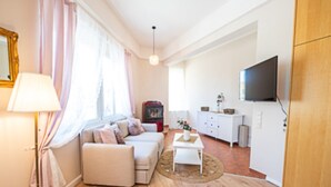 A modern living room with a sofa, a coffee table, and a television. - "Landhaus Idylle" 1 apartment in Landhaus Gretl  (Krumpendorf am Wörthersee)