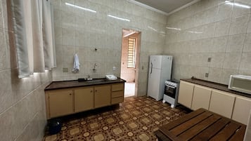Frigorifero, microonde, forno, pentole/stoviglie/utensili