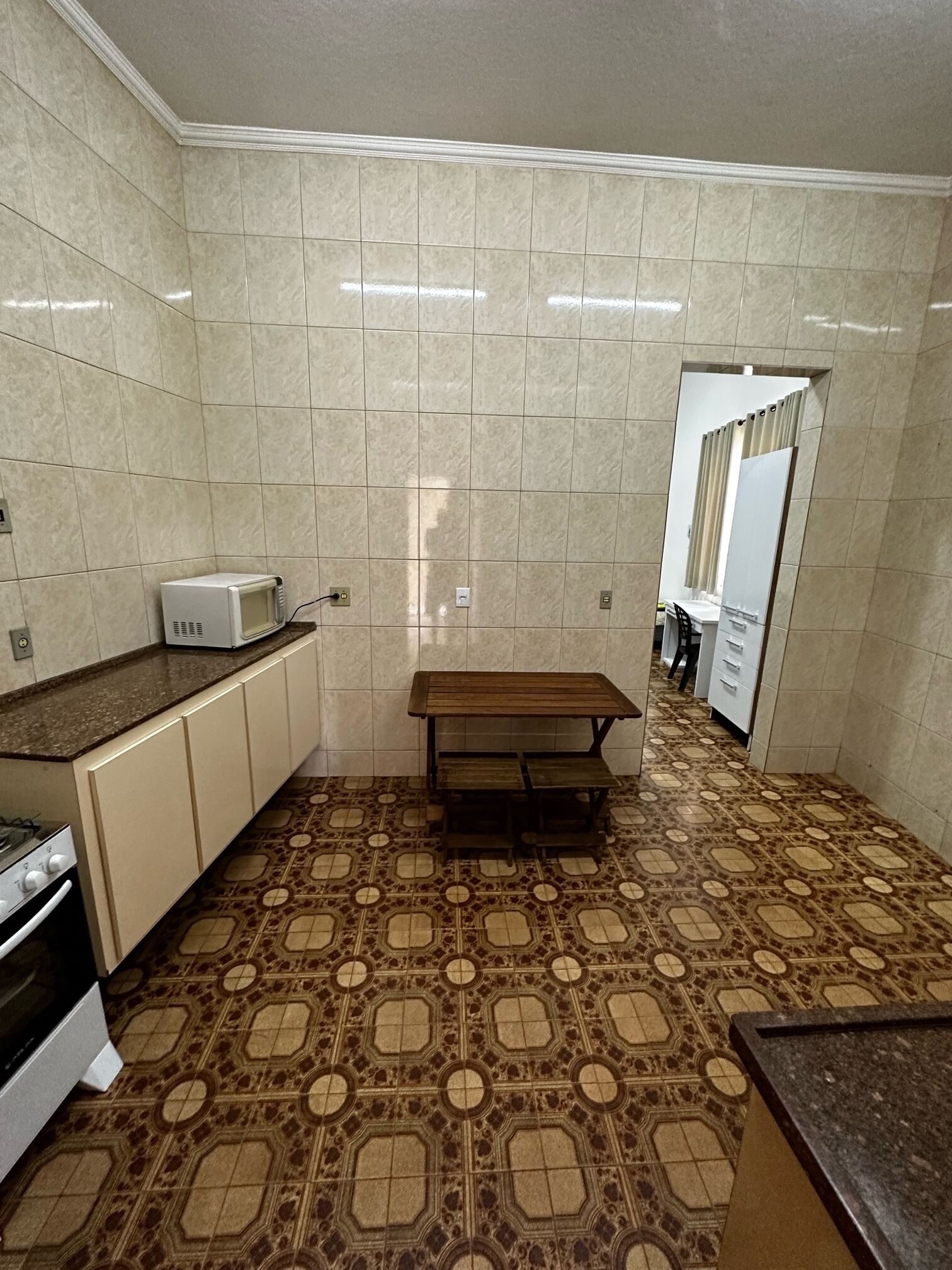 Kjøleskap, mikrobølgeovn, ovn og kjøkkenutstyr