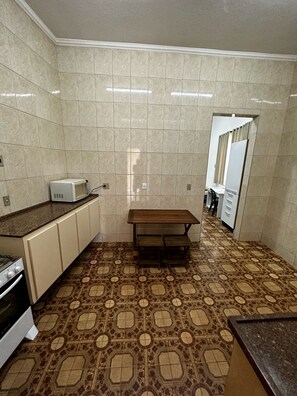 Kühlschrank, Mikrowelle, Ofen, Kochgeschirr/Geschirr/Besteck