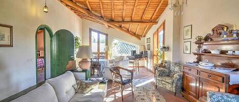 Villa, 4 Bedrooms, Balcony | Interior