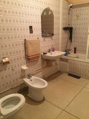 Dortoir Partagé, 1 chambre, fumeurs, balcon | Salle de bain