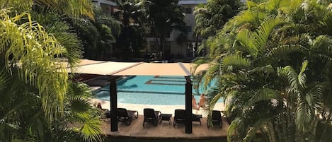 Departamento, 2 habitaciones, balcón, vista al jardín | Alberca | Alberca al aire libre