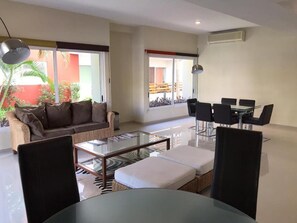Apartment, 2 Bedrooms, Balcony, Garden View | Dining