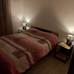 3 habitaciones, escritorio y tabla de planchar con plancha 
