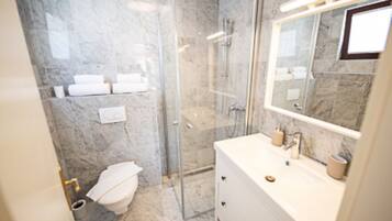 Dusche, Haartrockner, Handtücher, Seife