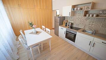 Kühlschrank, Ofen, Wasserkocher mit Kaffee-/Teezubehör, Wasserkocher