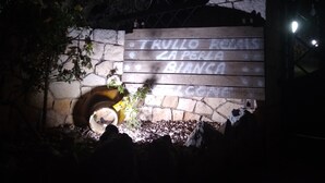 A stone wall with a wooden sign that reads "TRULLO AROSA ZA PERLA BIANCA." - Trullo Relais "La Perla Bianca" (Contrada Pozzomasiello-pentimi Locorotondo)